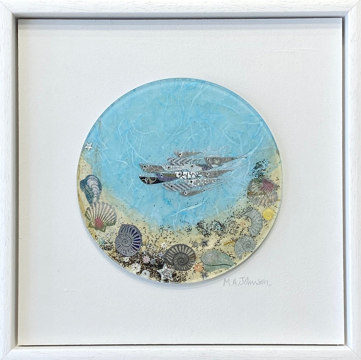 Load image into Gallery viewer, Framed Glass Disc - Shoal and Shells (medium)
